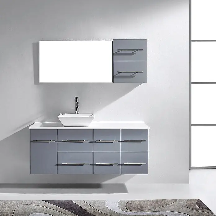 Hudor Badmöbel-Set -  - Schwebender grauer Badunterschrank mit weißer Arbeitsplatte, Aufsatzwaschbecken, Chromarmatur und Spiegelschrank mit integriertem Stauraum.