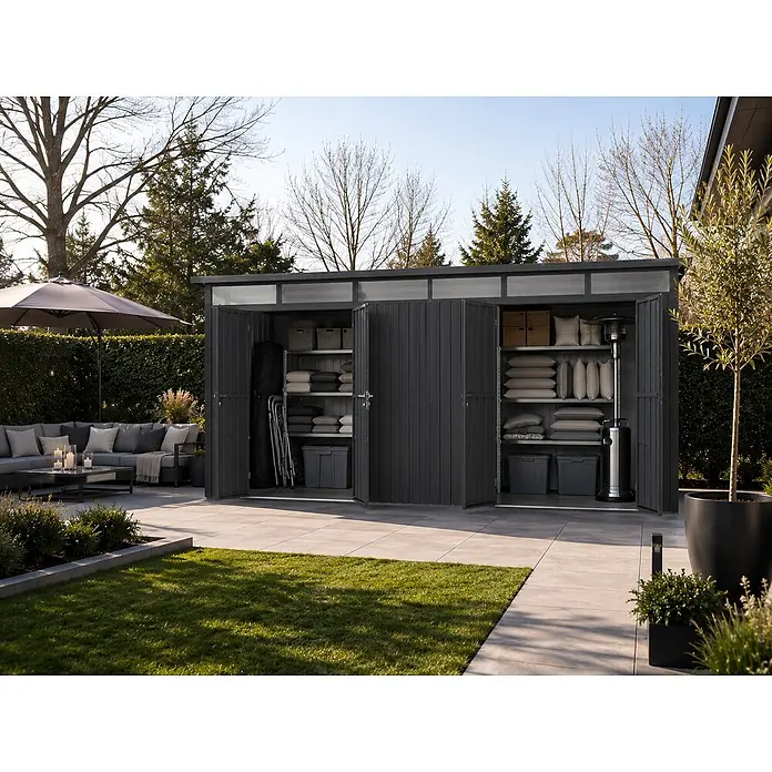 StarLine Metall Gerätehaus Skylight 2-Raum 15,18 m² - Außenbreite inkl. Dachüberstand: 566 cm, Außentiefe inkl. Dachüberstand: 318 cm, Metall, Anthrazit - Dunkelgrauer Metall-Geräteschuppen mit offenen Türen, Regalen voller Kissen und Decken, im Garten gelegen.