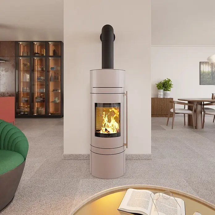 Kaminofen - 5,5 kW, Stahl, Magnolia - Ein hellbeiger Holzofen mit schwarzem Rauchrohr, der ein warmes Feuer zeigt, steht in einem modernen Wohnraum.