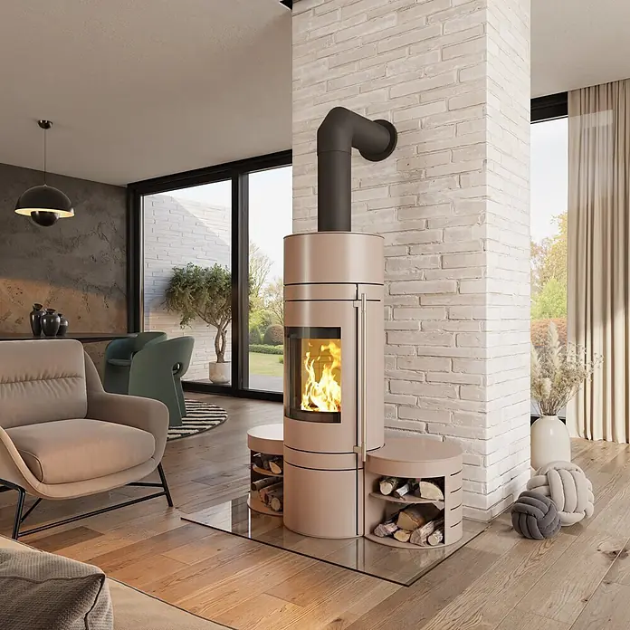 Kaminofen - 5,5 kW, Stahl, Magnolia - Moderner beiger freistehender Kamin mit schwarzem Rauchrohr und integriertem Holzregal, auf Glasplatte im Wohnzimmer.