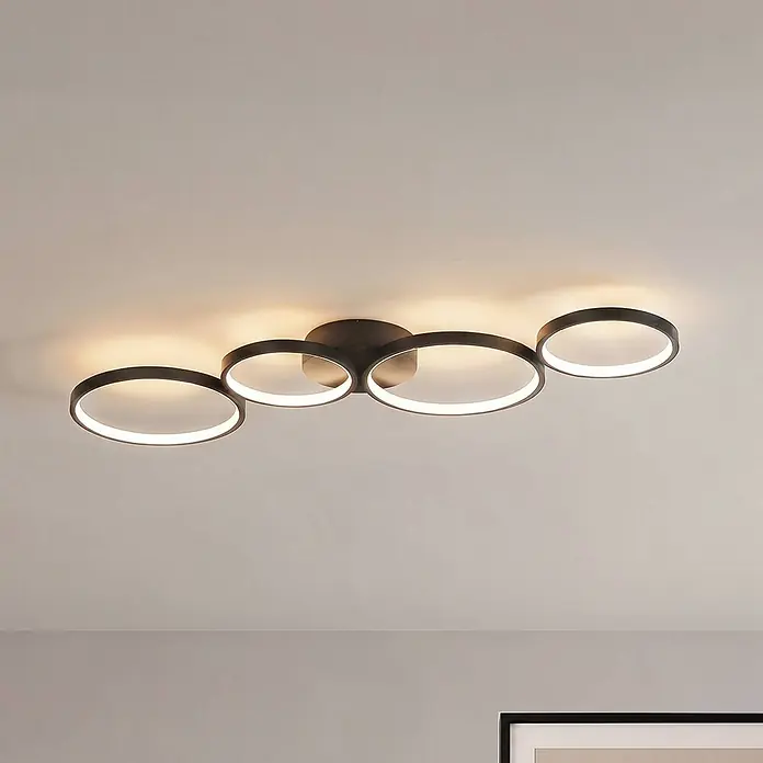 Lindby Deckenleuchte Evengeline - schwarz - Schwarze Deckenleuchte mit vier beleuchteten, überlappenden Ringen. Modernes Design für Stimmungslicht.