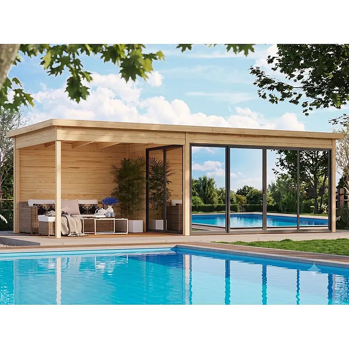Fjordholz Gartenhaus Office IsoSlide 3 SD - Außenmaß inkl. Dachüberstand (B x T): 748 x 348 cm, Holz, Farblose Imprägnierung - Gartenhaus aus hellem Holz mit offenem Lounge-Bereich und großen Glasschiebetüren, neben einem Swimmingpool.