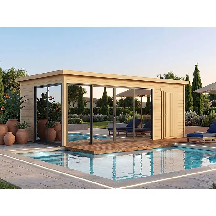 Fjordholz Gartenhaus Office IsoSlide 7 - Außenmaß inkl. Dachüberstand (B x T): 624 x 352 cm, Holz, Farblose Imprägnierung - Modernes Poolhaus aus Naturholz mit großen Glastüren und Holzterrasse, an einem Schwimmbecken.