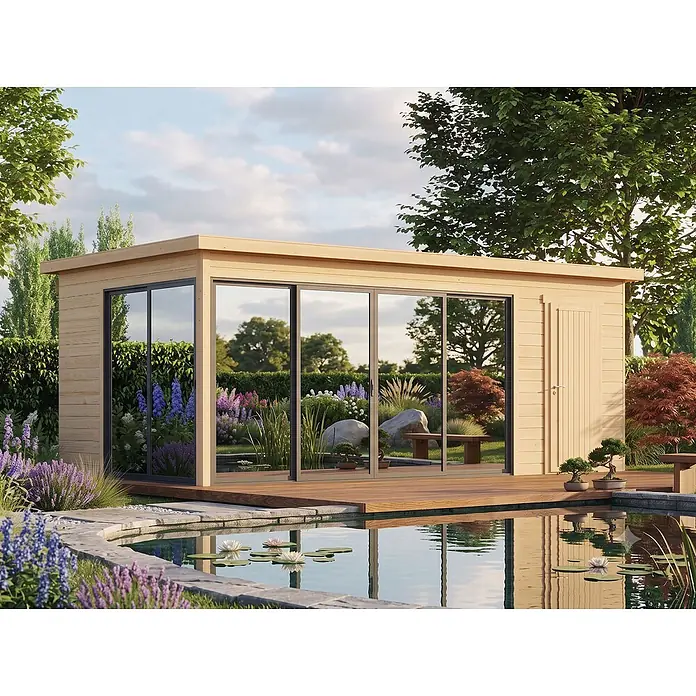 Fjordholz Gartenhaus Office IsoSlide 7 - Außenmaß inkl. Dachüberstand (B x T): 624 x 352 cm, Holz, Farblose Imprägnierung - Modernes helles Gartenhaus aus Holz mit großen Glasschiebetüren und Holzterrasse am Teich in einem üppigen Garten.