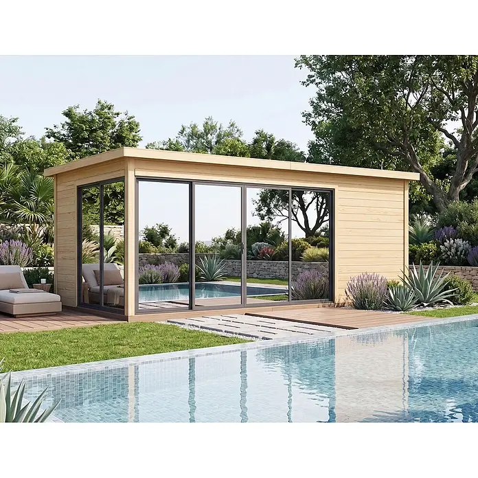 Fjordholz Gartenhaus Office IsoSlide 5 Farbbehandlung Lichtgrau - Außenmaß inkl. Dachüberstand (B x T): 624 x 352 cm, Holz, Naturbelassen - Modernes Gartenhaus aus hellem Holz mit dunkel gerahmten Glasschiebetüren, am Pool in einem üppigen Garten.