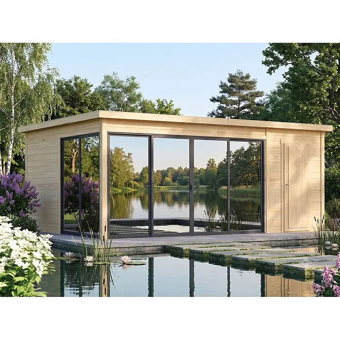 Fjordholz Gartenhaus Office IsoSlide 8 Farbbehandlung Lichtgrau - Außenmaß inkl. Dachüberstand (B x T): 623 x 448 cm, Holz, Naturbelassen - Modernes Gartenhaus aus hellem Holz mit großen Glasschiebetüren, an einem See und Teich gelegen.