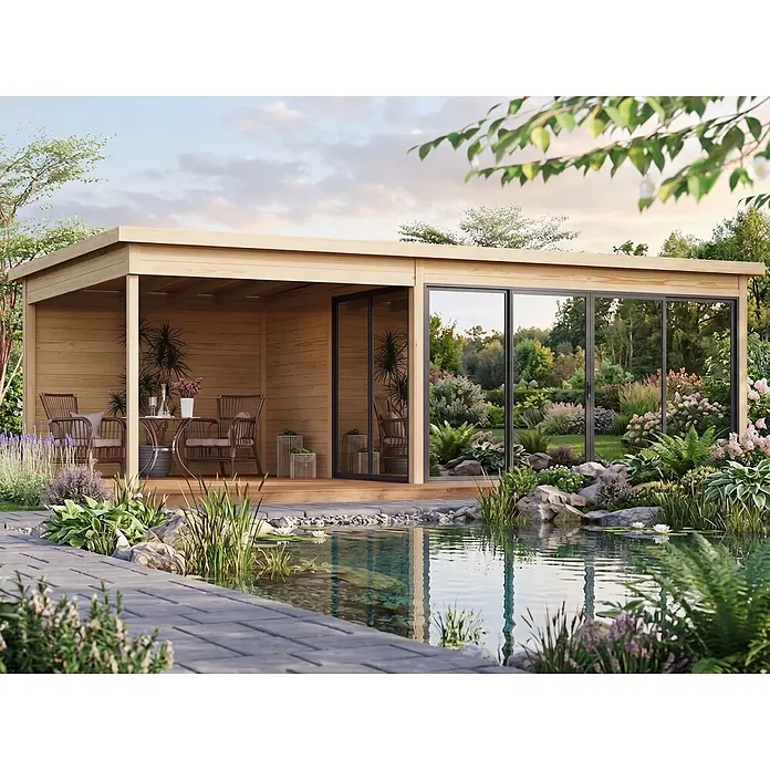 Fjordholz Gartenhaus Office IsoSlide 4 SD - Außenmaß inkl. Dachüberstand (B x T): 748 x 448 cm, Holz, Farblose Imprägnierung - Modernes Gartenhaus aus hellem Holz mit Glasschiebetüren und offener Lounge, in einem üppigen Garten mit Teich.