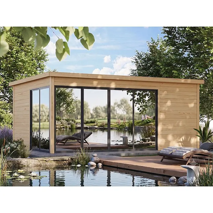 Fjordholz Gartenhaus Office IsoSlide 6 Farbbehandlung Lichtgrau - Außenmaß inkl. Dachüberstand (B x T): 623 x 448 cm, Holz, Naturbelassen - Holz-Gartenhaus mit großen Glastüren, die auf einen Teich und eine Holzterrasse blicken.