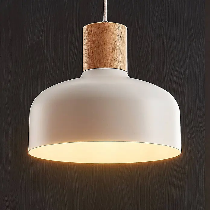 Lindby Pendelleuchte Carlise - L x B x H: 30 x 30 x 25 cm, weiß / opal, weiß, holz hell, E27 - Weiße Metall-Pendelleuchte mit Holzaufsatz, die warmes Licht nach unten auf dunklem Hintergrund abstrahlt.