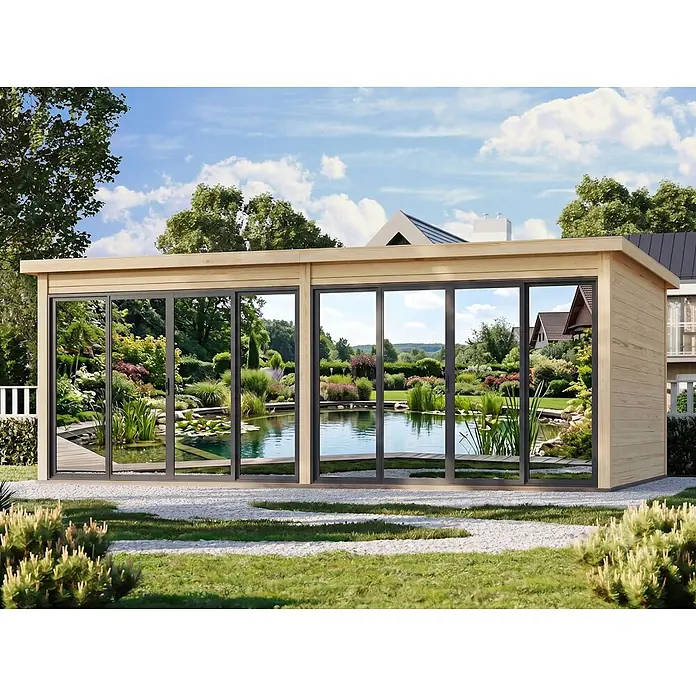 Fjordholz Gartenhaus Office IsoSlide 11 - Außenmaß inkl. Dachüberstand (B x T): 662,2 x 451,6 cm, Holz, Farbbehandlung Carbongrau - Ein moderner Holzgartenpavillon mit großen Glasschiebetüren, der einen ruhigen Garten und Teich widerspiegelt.