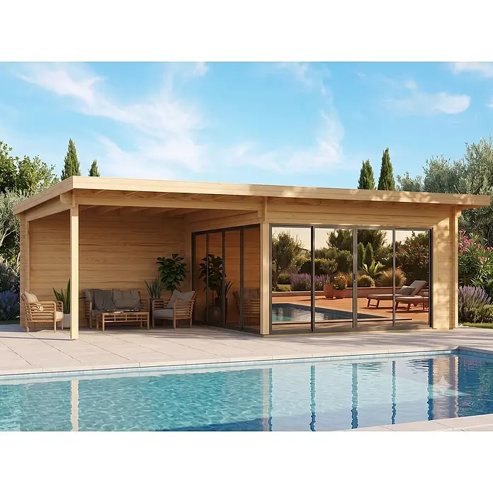 Fjordholz Gartenhaus Office IsoSlide 10 SD - Außenmaß inkl. Dachüberstand (B x T): 890 x 590 cm, Holz, Farblose Imprägnierung - Helles Gartenhaus aus Holz mit überdachter Terrasse und Glasschiebetüren neben einem Pool mit Lounge und Innenbereich.