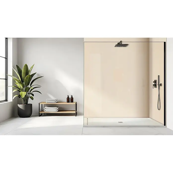SanDesign Alu-Verbundplatte - 150 x 250 cm, Sandy Beige - Moderne begehbare Duschkabine mit Glaswänden, schwarzem Duschkopf und Armaturen in minimalistischem Bad.