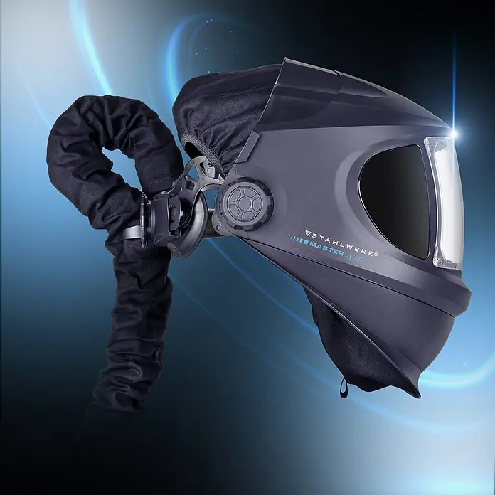 STAHLWERK Schweißhelm MASTER AIR Automatik Schweißhelm - Schwarz - Dunkelgrauer PAPR-Schweißhelm mit angeschlossenem schwarzem Luftschlauch.