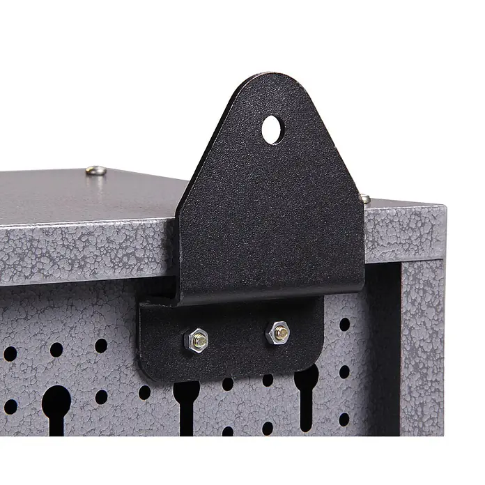 Ondis24 Werkbank-Set - L x B: 240 x 60 cm, Arbeitshöhe: 850 mm, Metall - Schwarze, strukturierte Metall-Aufhängevorrichtung mit rundem Loch, an grauem, gehämmertem Lochplatten-Schrank befestigt.