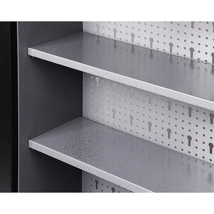 Ondis24 Werkbank-Set - L x B: 240 x 60 cm, Arbeitshöhe: 850 mm, Metall - Graue, strukturierte Metallregale und Lochwand im Inneren eines Schranks für ordentliche Aufbewahrung.