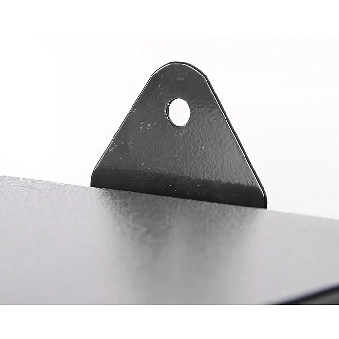 Ondis24 Werkbank-Set - L x B: 240 x 60 cm, Arbeitshöhe: 850 mm, Metall - Schwarze dreieckige Metallhalterung mit rundem Loch, teilweise in eine flache Oberfläche eingefügt.