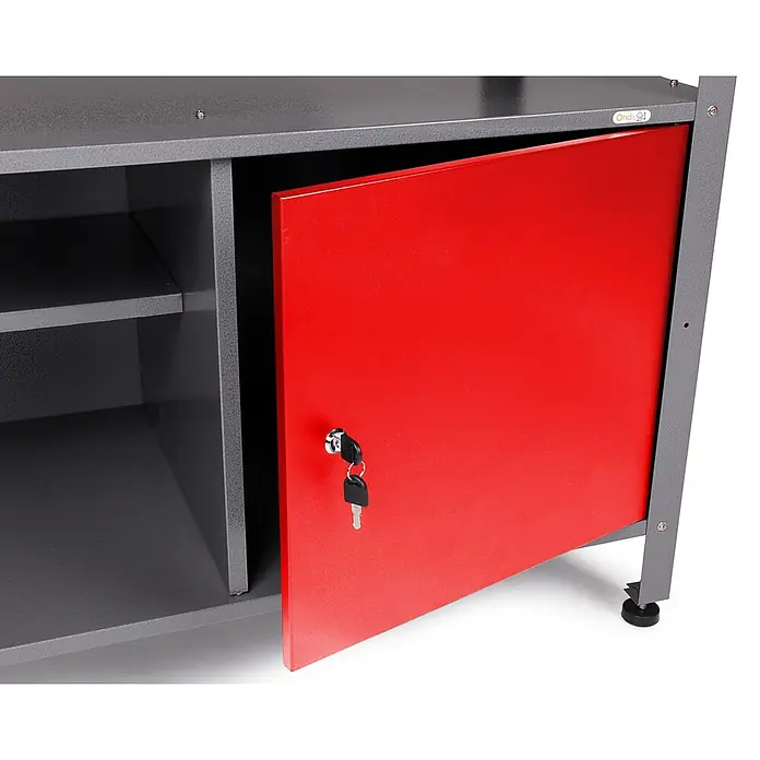 Ondis24 Werkbank-Set - L x B: 240 x 60 cm, Arbeitshöhe: 850 mm, Metall - Grauer Metallschrank mit offener roter Tür, Schlüsseln im Schloss und Innenregalen.