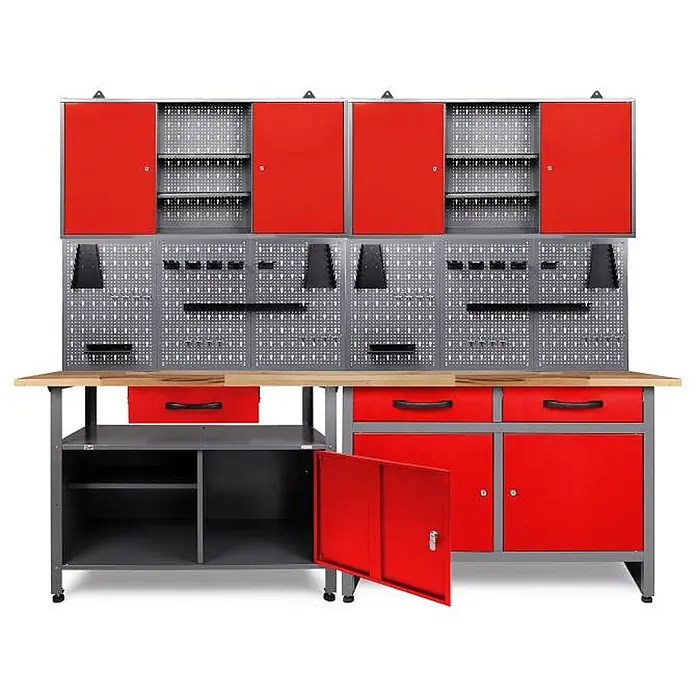 Ondis24 Werkbank-Set - L x B: 240 x 60 cm, Arbeitshöhe: 850 mm, Metall - Rote und graue Metallwerkbank mit Holzplatte, Hängeschränken, Lochwänden, Schubladen und Unterschränken, eine Tür offen.