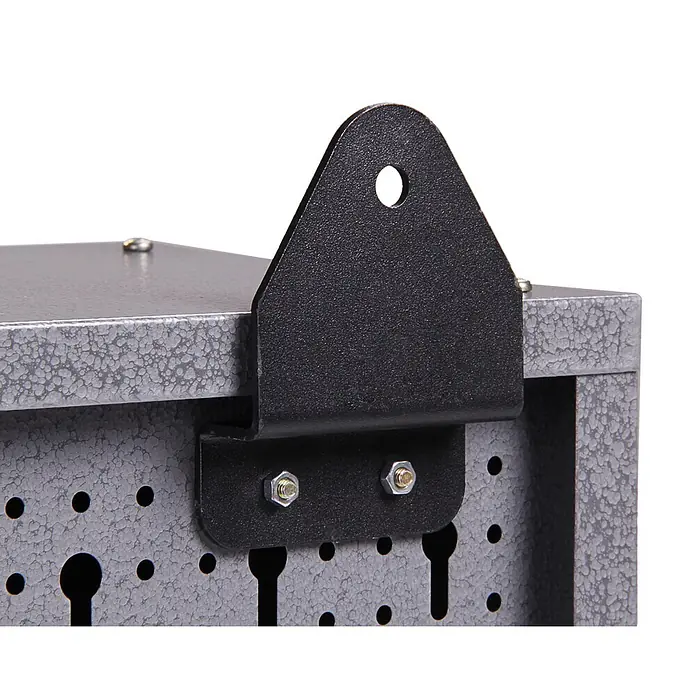 Ondis24 Werkbank-Set - L x B: 160 x 60 cm, Arbeitshöhe: 850 mm, Metall - Schwarze, texturierte Metallhalterung mit dreieckiger Form und Aufhängeloch, mit Schrauben an einem grauen Lochplatten-Schrank befestigt.