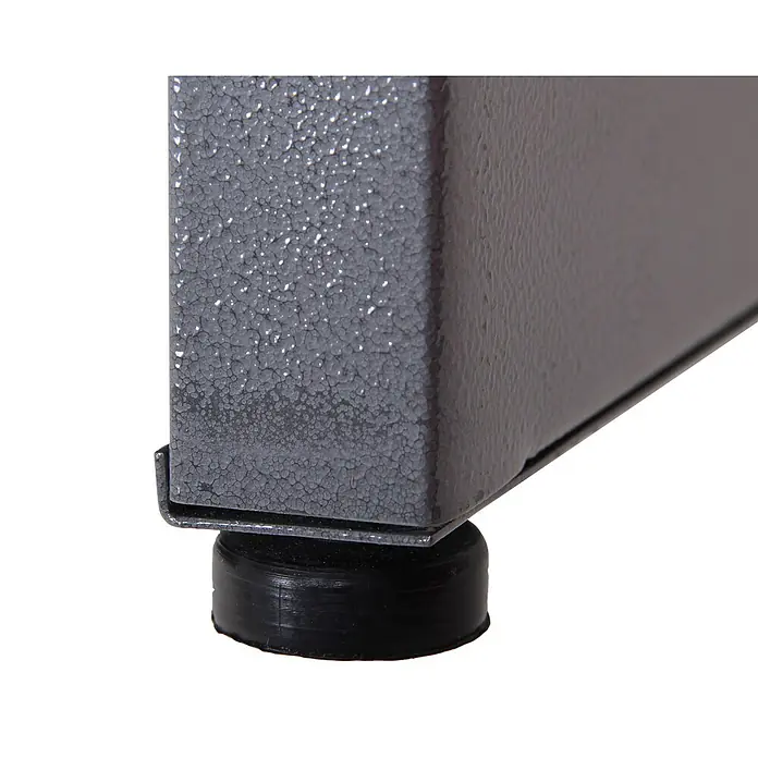Ondis24 Werkbank-Set - L x B: 240 x 60 cm, Arbeitshöhe: 850 mm, Metall - Nahaufnahme einer grauen, texturierten Metallbasis auf einem schwarzen, runden Gummifuß.