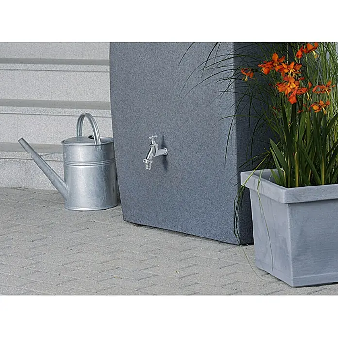 Arves Regenspeicher Noblesse - 275 l, Black Granitfarben, 1 Stk. - Eine Regentonne in Grau mit einem Wasserhahn, daneben eine Gießkanne und ein Blumentopf mit orangefarbenen Blüten.