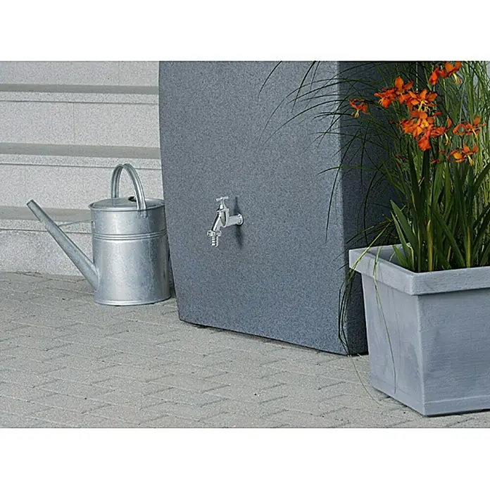 Arves Regenspeicher Noblesse - 275 l, Black Granitfarben, 1 Stk. - Eine Regentonne in Grau mit einem Wasserhahn, daneben eine Gießkanne und ein Blumentopf mit orangefarbenen Blüten.