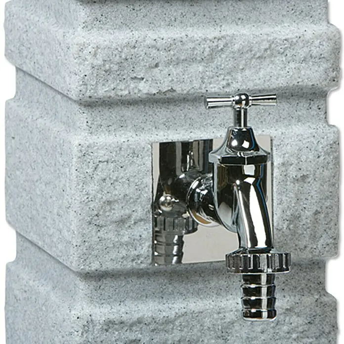 Arves Wasserzapfstelle Romana - Granitfarben, Höhe: 110 cm, Ausstattung: Wasserhahn - Nahaufnahme eines Außenwasserhahns mit Chromoberfläche, der an einer Mauer mit steingrauer Textur befestigt ist.