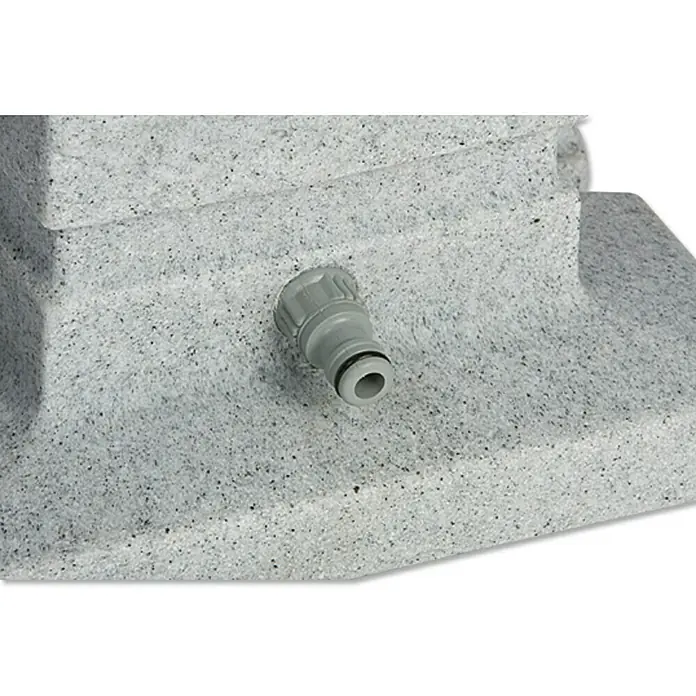 Arves Wasserzapfstelle Romana - Granitfarben, Höhe: 110 cm, Ausstattung: Wasserhahn - Nahaufnahme einer grauen Gartenarmatur an einem Brunnen. Detailansicht des Wasserhahns für den Garten.