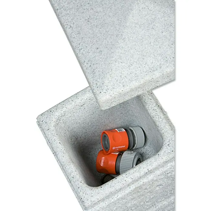 Arves Wasserzapfstelle Romana - Granitfarben, Höhe: 110 cm, Ausstattung: Wasserhahn - Graue Gartenbox mit geöffnetem Deckel und zwei orangefarbenen Gardena-Schlauchverbindern. Praktische Aufbewahrung für Gartenzubehör.