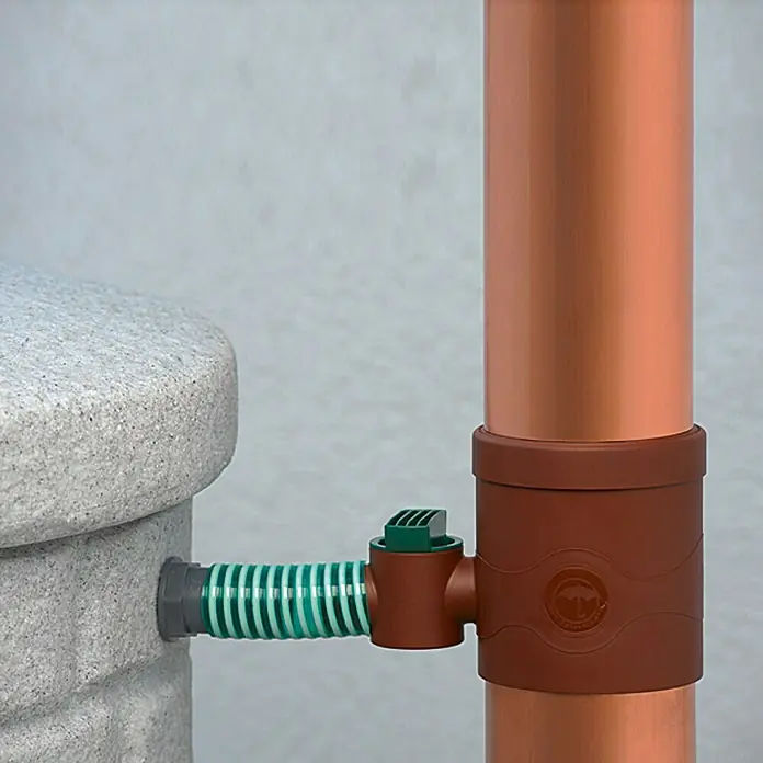 Arves Regensammler mit Hahn - Grobfilter & Absperrhahn, Braun, Größe Anschluss: 32 mm - Nahaufnahme eines Regenwasser-Fallrohrfilters, der an einer Regentonne befestigt ist. Ein praktisches System zur Wassergewinnung.