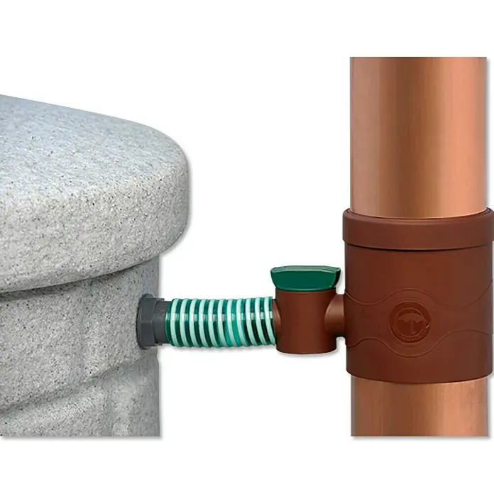 Arves Regensammler mit Hahn - Grobfilter & Absperrhahn, Braun, Größe Anschluss: 32 mm - Nahaufnahme eines Regensammler-Kits, das an einer Regenrinne und einem Wassertank befestigt ist, mit grünem Schlauch und braunen Verbindungsstücken.