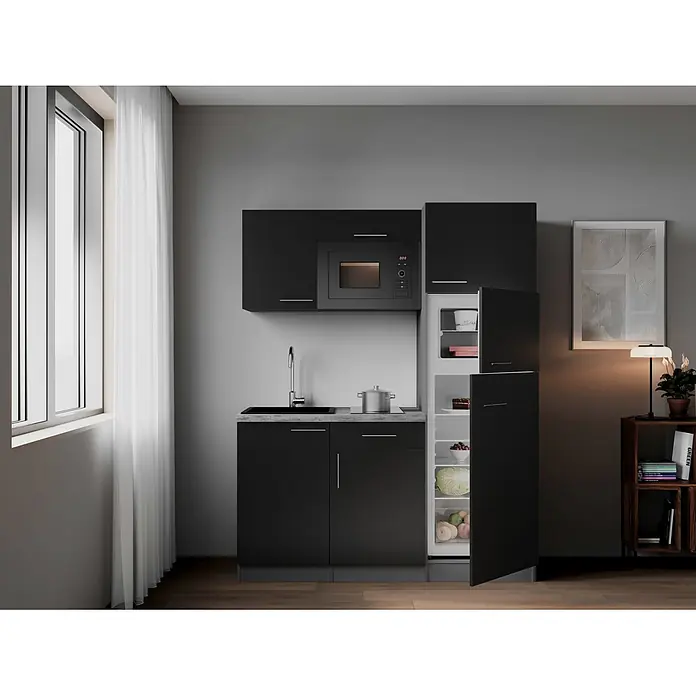 Respekta Oliver Singleküche - Breite: 160 cm, Schwarz, Kochfeld | Kühlschrank | Mikrowelle - Schwarze modulare Küchenzeile mit Spüle, Mikrowelle und offenem Kühlschrank am Fenster.