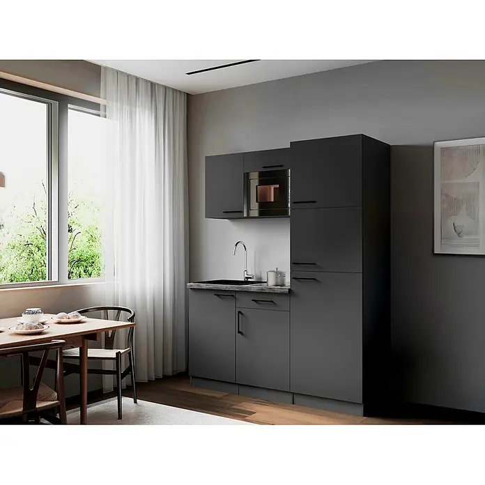 Respekta Oliver Singleküche - Breite: 160 cm, Grau, Kochfeld | Kühlschrank | Mikrowelle - Moderne dunkelgraue Küchenschränke mit integrierter Mikrowelle und Spüle, neben einem Holzesstisch.