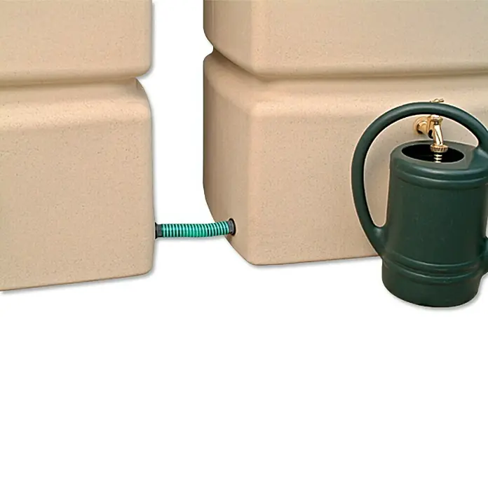 Arves Verbindungs-Set für Regentonnen - Durchmesser: 52 mm, Größe Anschluss: 2″, Länge: 25 cm - Nahaufnahme von zwei verbundenen Regenwassertanks und einer grünen Gießkanne.