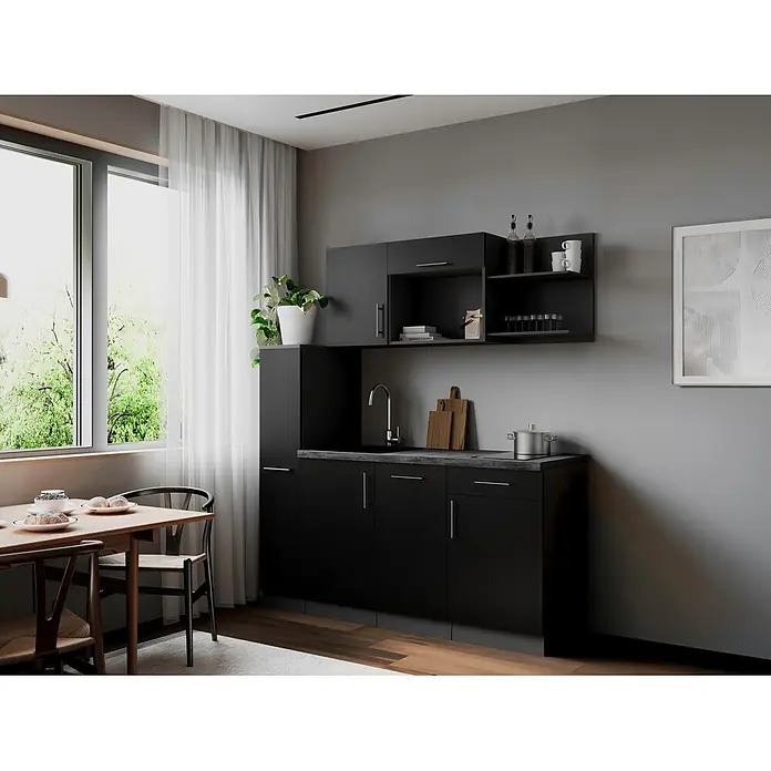 Respekta Oliver Singleküche - Breite: 175 cm, Höhe: 200 cm, Schwarz, Kochfeld | Geschirrspüler - Moderne schwarze Küchenzeile mit integrierter Spüle und offenen Regalen in einem minimalistischen Interieur, mit Essbereich am Fenster.
