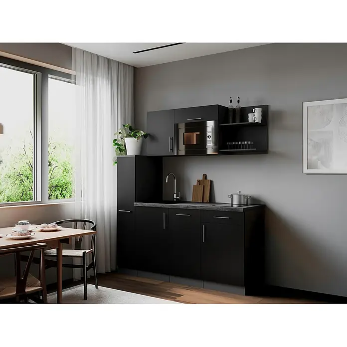 Respekta Oliver Singleküche - Breite: 175 cm, Höhe: 200 cm, Schwarz, Kochfeld | Geschirrspüler | Mikrowelle - Moderne schwarze Küchenzeile mit grauer Arbeitsplatte, Spüle und Mikrowelle, in einen Essbereich am Fenster integriert.