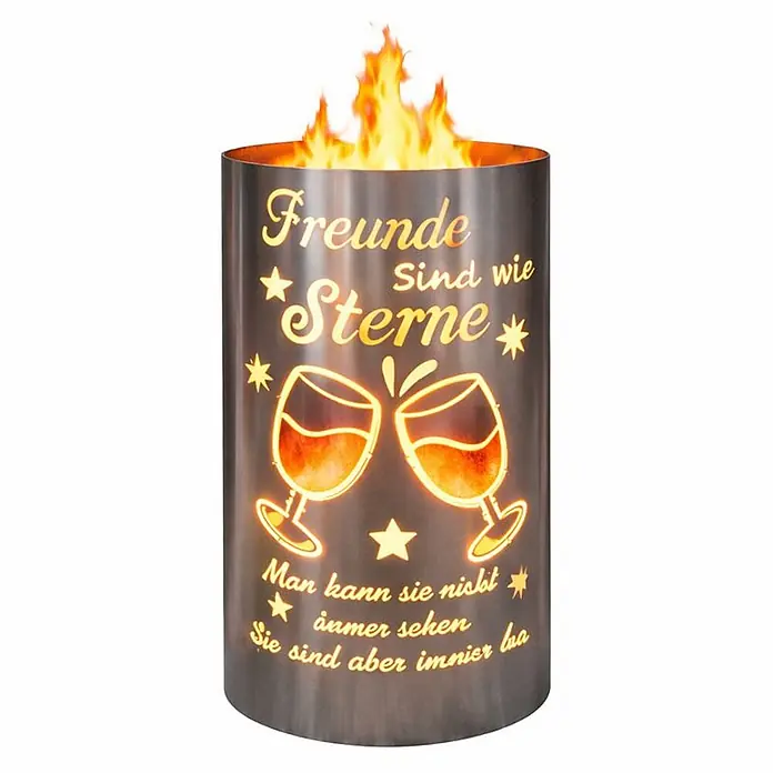 TiKo-Design Holzkohlegrill Feuertonne-Freunde - grau - Metall-Feuerkorb mit ausgeschnittenem Spruch "Freunde sind wie Sterne", Sternen und Weingläsern, mit Flammen.