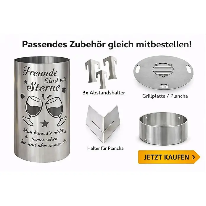 TiKo-Design Holzkohlegrill Feuertonne-Freunde - grau - Edelstahl-Feuersäule mit Gravur und Weingläsern. Gezeigt mit Edelstahl-Grillplatte, Plancha-Halter, 3 Abstandshaltern und einem Stahlring als Zubehör.