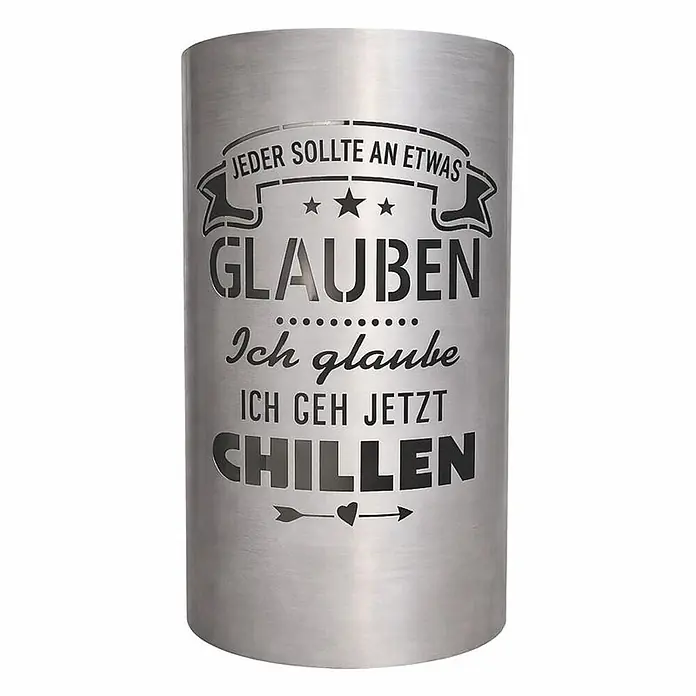 TiKo-Design® Feuertonne Chillen Ø 40 cm – massive Feuerstelle -  - Zylindrisches Dekorationsobjekt aus gebürstetem Metall mit humorvollem deutschen Textausschnitt.