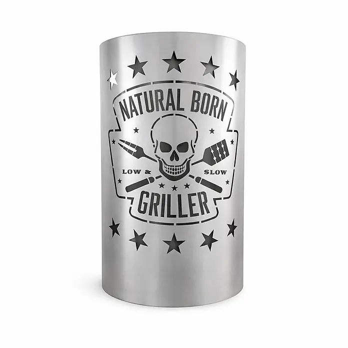 TiKo-Design® Feuertonne Natural Born Griller Ø 40 cm – Grill Motiv -  - Zylindrischer Halter aus gebürstetem Metall mit lasergeschnittenem 'Natural Born Griller' Text, Totenkopf, BBQ-Werkzeugen und Sternen.