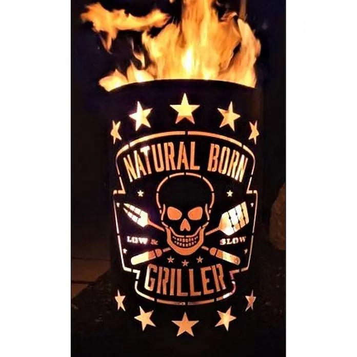 TiKo-Design® Feuertonne Natural Born Griller Ø 40 cm – Grill Motiv -  - Dunkle Metall-Feuerschale mit loderndem Feuer und ausgeschnittenem Design aus Schädel, Grillbesteck, Sternen und "NATURAL BORN GRILLER" Schriftzug.