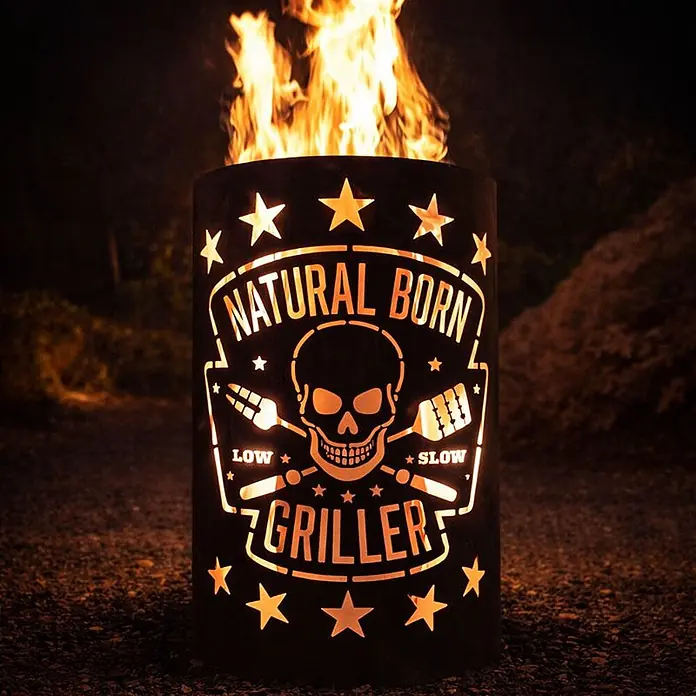 TiKo-Design® Feuertonne Natural Born Griller Ø 40 cm – Grill Motiv -  - Dunkle Metallfeuerschale mit "Natural Born Griller" Totenkopf- und Werkzeug-Ausschnittdesign, von innen beleuchtet.