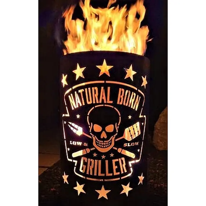 TiKo-Design® Feuertonne Natural Born Griller Ø 40 cm – Grill Motiv -  - Dunkle Metall-Feuerschale mit leuchtenden Ausschnitten (Sterne, "NATURAL BORN GRILLER" Text, Totenkopf mit Grillwerkzeugen), die hell brennt.