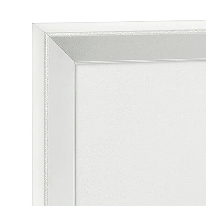 Nielsen Alurahmen Pixel - 24 x 30 cm, Weiß - Nahaufnahme einer eleganten, silbernen Bilderrahmen-Ecke, die stilvolle Akzente setzt und die Leinwand perfekt umrahmt.