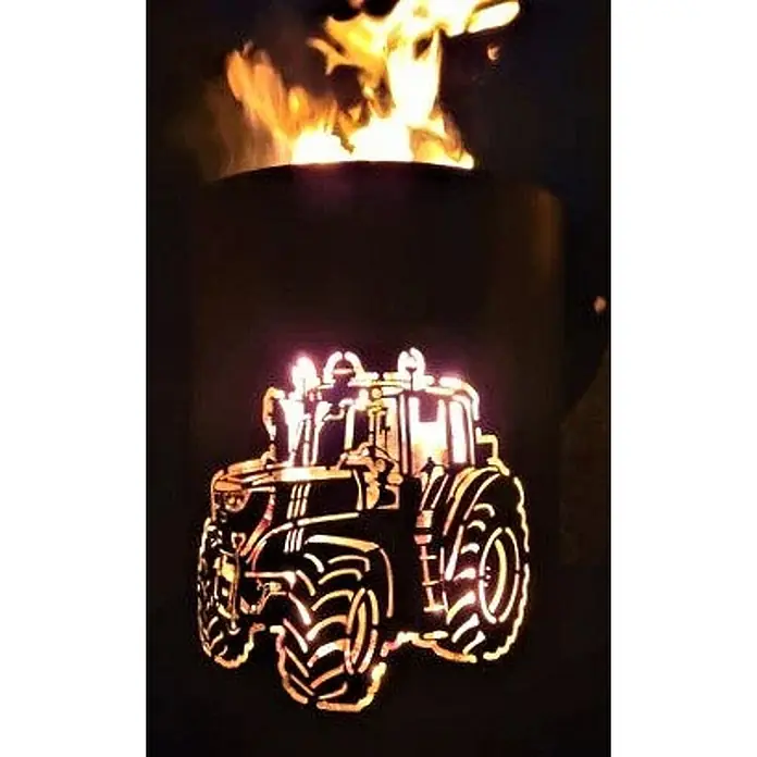TiKo-Design Holzkohlegrill Feuertonne-Traktor - grau - Metall-Feuerschale mit Traktor-Ausschnitt, hell leuchtend vom Feuer im Inneren.