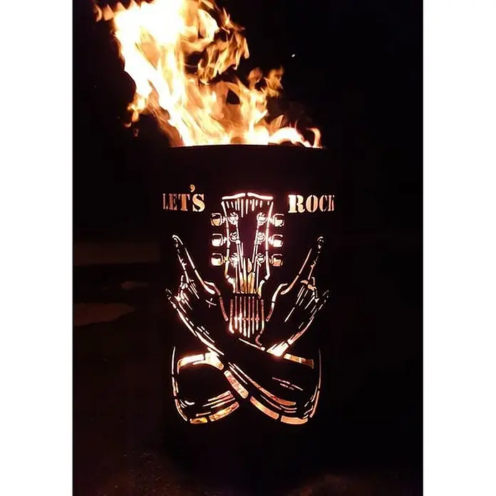 TiKo-Design Holzkohlegrill Feuertonne-Lets Rock - grau - Dunkle Metall-Feuerschale mit "Let's Rock", Gitarren- und Rock-Hand-Ausschnitten, von innerem Feuer beleuchtet.
