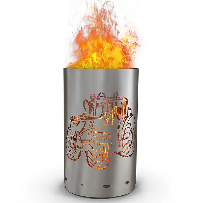 TiKo-Design Holzkohlegrill Feuertonne-Traktor - grau - Edelstahl-Feuerstelle mit Traktor-Ausschnittdesign, mit lodernden Flammen im Inneren und oben austretend.