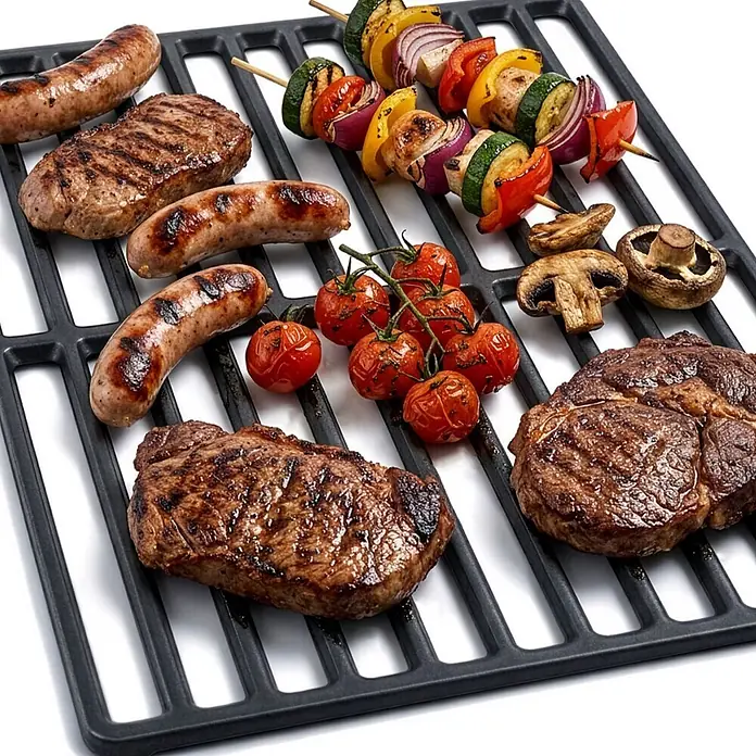 TAINO Grillrost - L x B: 34 x 77 cm, Gusseisen - Schwarzer Grillrost mit verschiedenen gegrillten Speisen wie Würstchen, Steaks, Spießen und Gemüse.