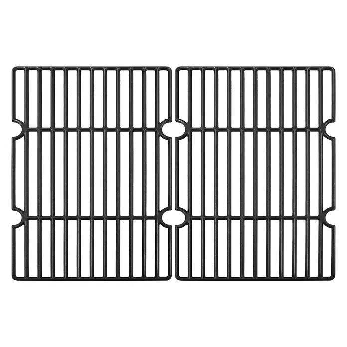 TAINO Grillrost - L x B: 42 x 55 cm, Gusseisen - Zwei schwarze Metall-Grillroste, jeweils mit vertikalen Stäben und einem halbkreisförmigen Ausschnitt an der Innenseite.