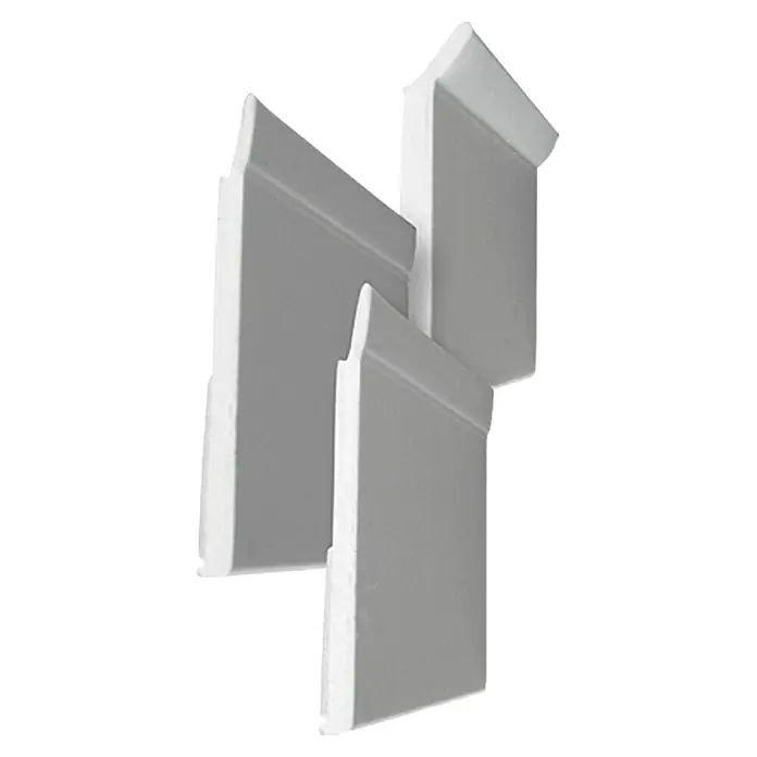 Solid Elements Flachleiste mit Dichtlippe - 2.500 x 50 x 2 mm, Weiß - Nahaufnahme von drei weißen Wandpaneelen, die dekorative Elemente für die Inneneinrichtung darstellen und eine moderne Ästhetik vermitteln.